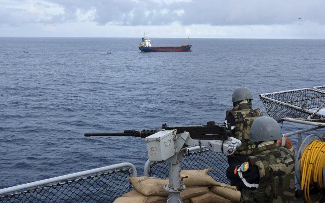 Soldados de la Armada francesa patrullan frente a Guinea a bordo del portahelicópteros Dixmude. La Armada francesa incautó seis toneladas de cocaína por valor de mil millones de euros de un carguero que viajaba desde Sudamérica hacia la costa oeste de África en una importante redada de drogas.