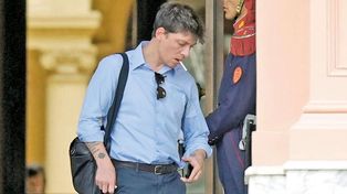 El gobierno evitó evitó precisar las funciones de Santiago Caputo. Debido a su contrato, bajo la órbita de Karina Milei, no está obligado a presentar declaración jurada.