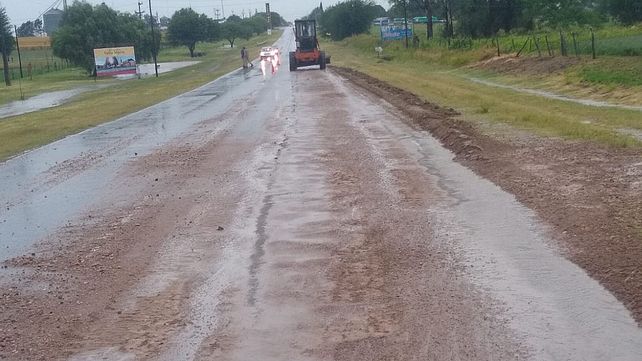 Vialidad Provincial realiza tareas de prevención en RP 11 en medio del temporal