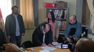 Firma de actas. El gobierno de Santa Fe tomó posesión del edificio de Córdoba y Rodríguez y la Escuela Guido y Spano ya no corre riesgo de desalojo.