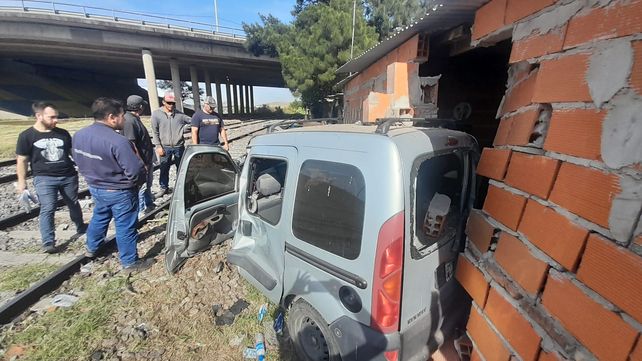 La Kangoo quedó incrustada en la humilde vivienda luego de ser arrastrada por el tren.&nbsp;