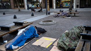 Personas sin hogar, durmiendo en una plaza de Buenos Aires.