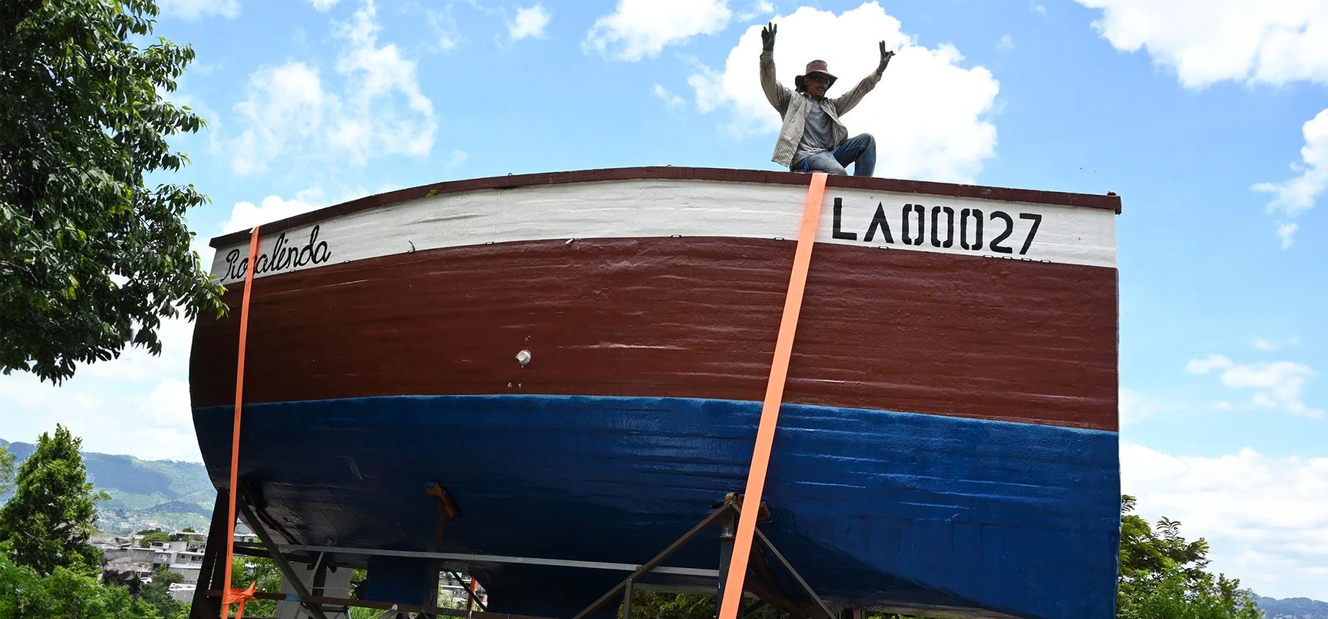El hondureño Marlon Martínez saluda desde su barco, el Rosalinda, que construyó para navegar por el Pacífico. El barco de Martínez, inspirado en el Arca de Noé, no pudo llegar al Golfo de Fonseca después de quedar varado en un lugar peligroso debido a deslizamientos de tierra, Tegucigalpa, Honduras. Fotografía: Orlando Sierra/AFP/Getty Images El hondureño Marlon Martínez saluda desde su barco, el Rosalinda, que construyó para navegar por el Pacífico. El barco de Martínez, inspirado en el Arca de Noé, no pudo llegar al Golfo de Fonseca después de quedar varado en un lugar peligroso debido a deslizamientos de tierra, Tegucigalpa, Honduras. Fotografía: Orlando Sierra/AFP/Getty Images