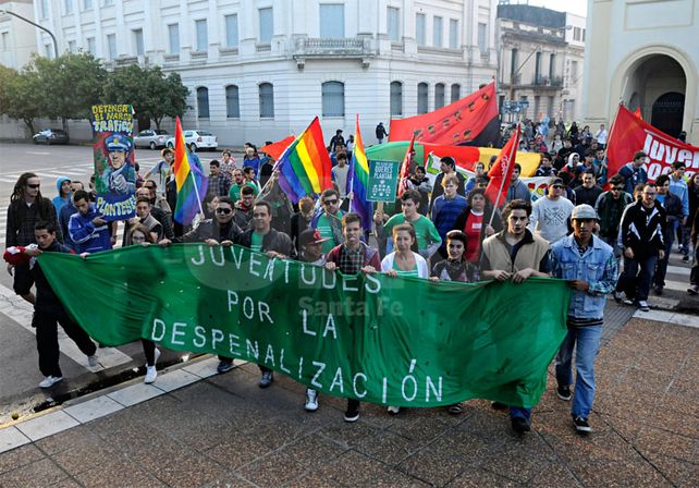 Jóvenes santafesinos marcharon por la legalización de la marihuana y contra el narcotráfico