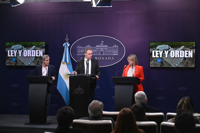 Adorni compartió la nueva conferencia de prensa con los ministros Caputo y Monteoliva.