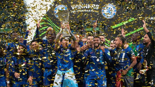Enzo Fernández celebró el título del Chelsea envuelto en una bandera argentina.