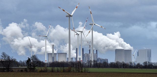 El jefe de la Agencia Internacional de Energía Renovable dice que se necesita una acción radical para asegurar que el calentamiento global no supere umbrales peligrosos.
