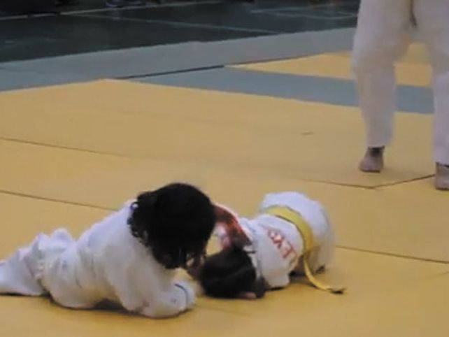 Dos pequeñas niñas en su primer combate de judo