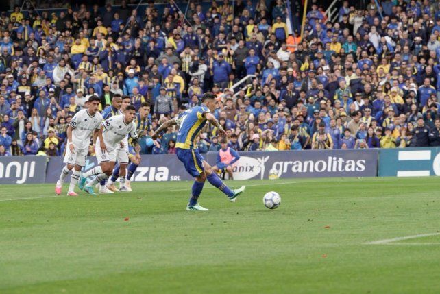 Ángel Di María anota de penal y marca el primer de Central en un Gigante en ebullición.