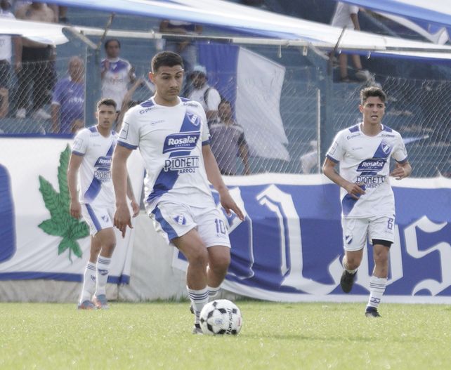 Caballero de fina estampa. La pose del 10 de Argentino, todo calidad.
