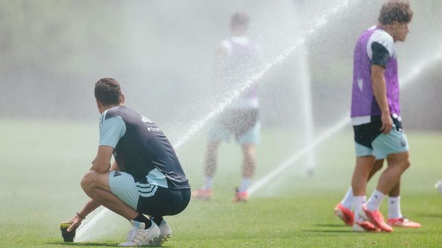 Lionel Scaloni se divierte dirigiendo los grifos de agua hacia los jugadores. El técnico entrenó con todos a disposición.