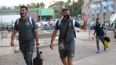 Hizo pie. Rinaudo saluda a los hinchas que se acercaron al hotel donde se aloja Central. Hizo pie. Rinaudo saluda a los hinchas que se acercaron al hotel donde se aloja Central.