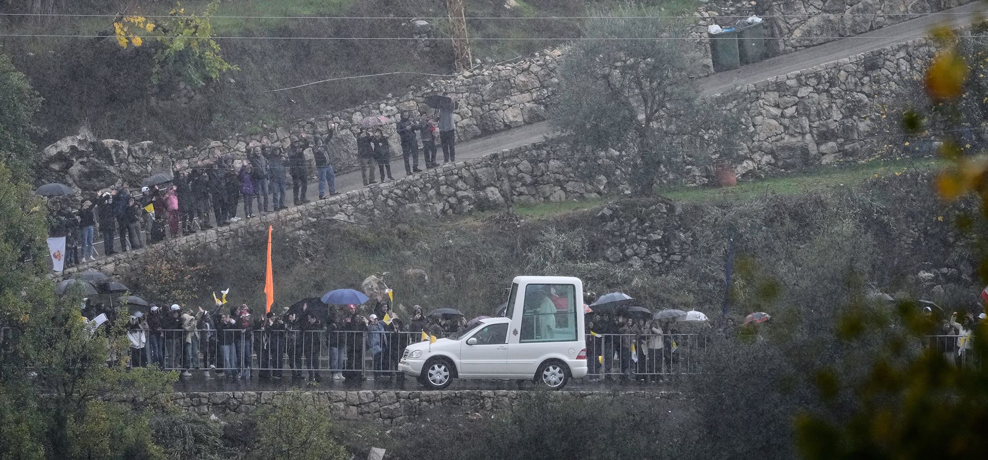 El papamóvil que transporta al Papa León XIV llega al Monasterio de San Marón en Annaya, Líbano, el lunes 1 de diciembre de 2025. (Foto AP/Hassan Ammar) El papamóvil que transporta al Papa León XIV llega al Monasterio de San Marón en Annaya, Líbano, el lunes 1 de diciembre de 2025. (Foto AP/Hassan Ammar)