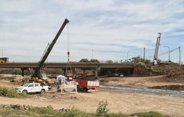 Villa Gobernador Gálvez: las obras que se ejecutan hoy consisten en la estabilización de la cascada y el refuerzo del puente.