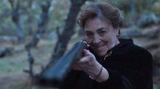 Carmen Maura interpreta a la villana Amparo, la matriarca impiadosa de la familia. Carmen Maura interpreta a la villana Amparo, la matriarca impiadosa de la familia.