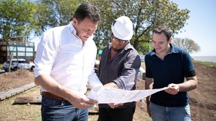 El intendente Leonardo Raimundo observa los planos.