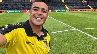 Brian Fernández se llevó varios regalos de excompañeros en su visita a la cancha de Colón.