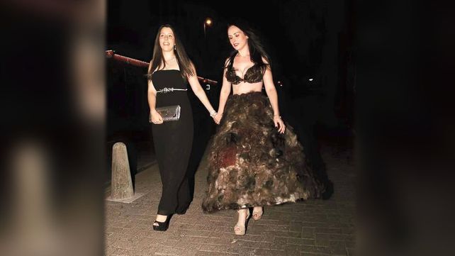 Confeccionó un vestido con vellos púbicos: ¿vos lo usarías?