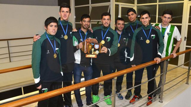 Parte del plantel de José Hernández visitó la Redacción de Diario UNO luego de conseguir el Oro.&nbsp;