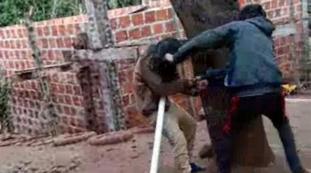 Familiares de un hombre golpeador lo escracharon con un video