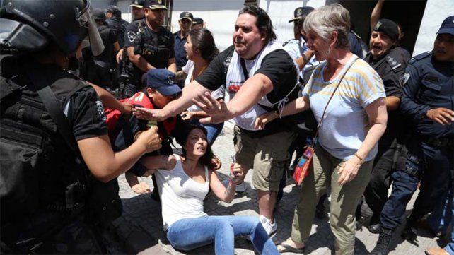 La represión se produjo en medio de las protestas de comunidades originarias y organizaciones sociales de Jujuy en rechazo a la reforma parcial de la Carta Magna provincial