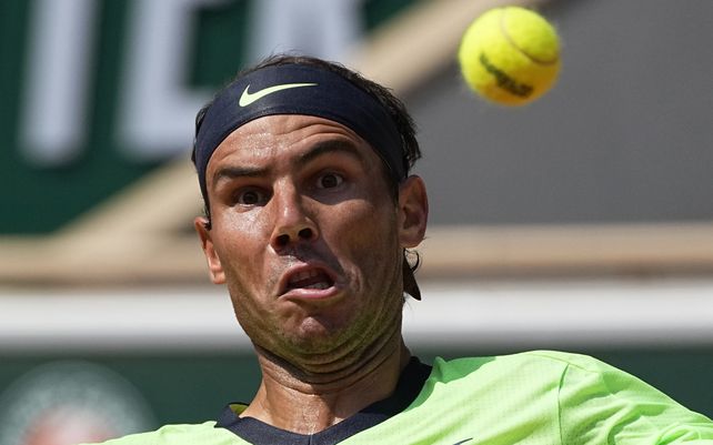 El español Rafael Nadal mira la pelota mientras juega contra Diego Schwartzman durante su partido de cuartos de final del torneo de tenis Abierto de Francia en el estadio de Roland Garros