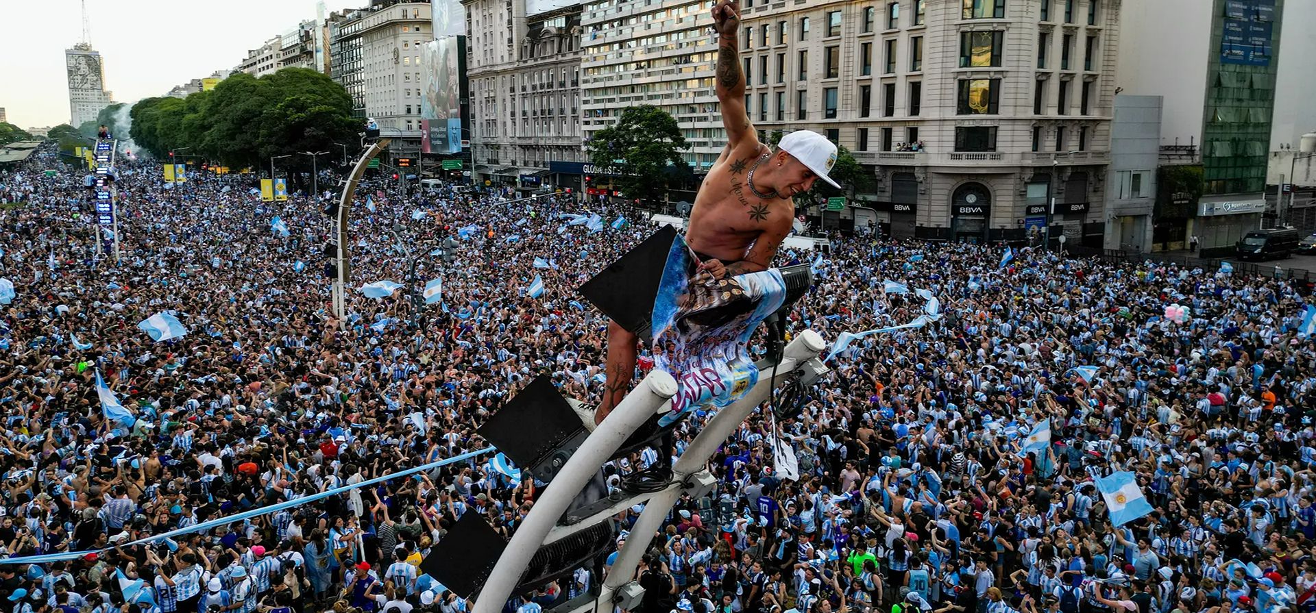 Buenos Aires, Argentina. Los aficionados celebran la victoria de su equipo sobre Croacia en la semifinal de la Copa del Mundo Fotografía: Tomás Cuesta/Getty Images