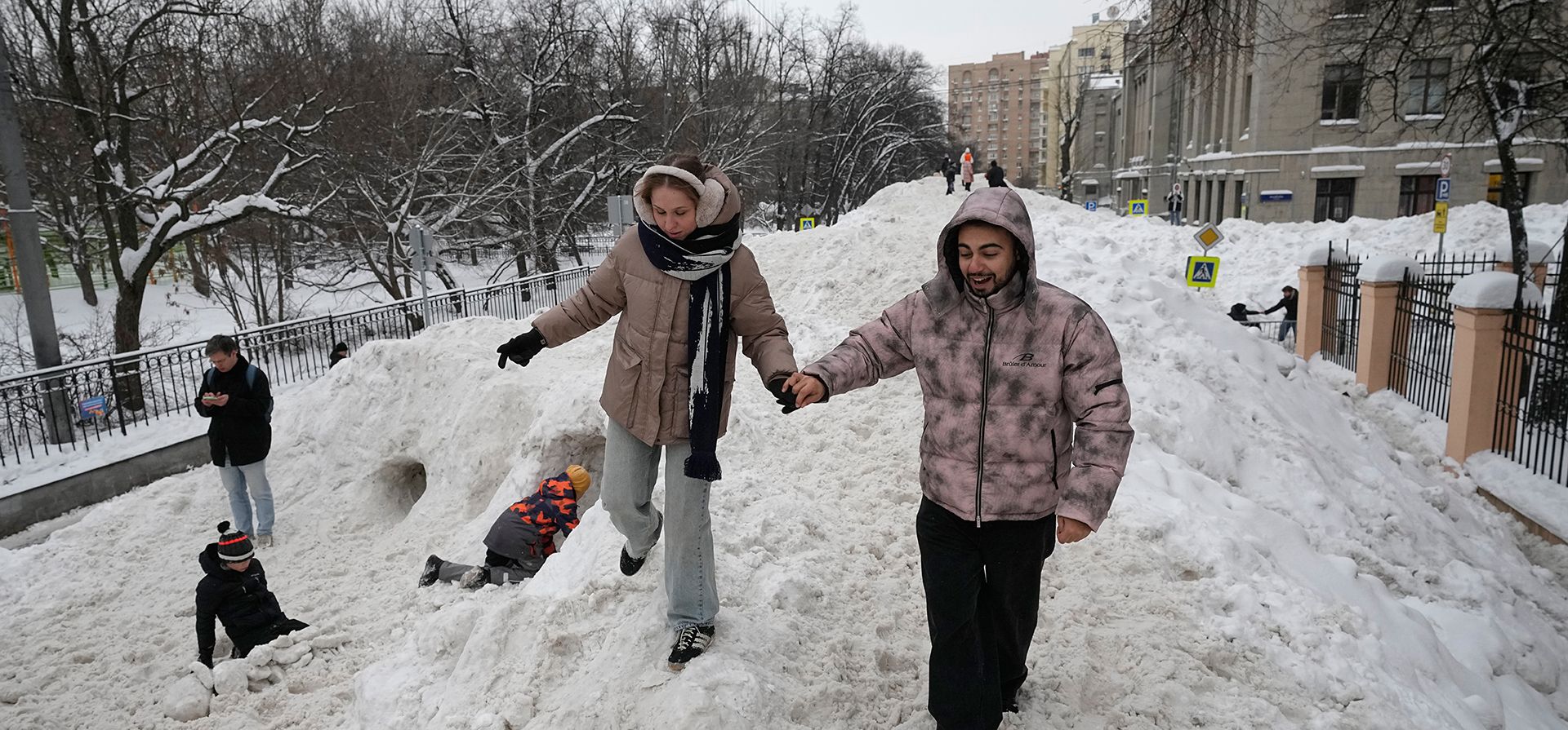 Transeúntes caminan sobre una enorme pila de nieve en la plaza Miusskaya de Moscú, Rusia, el martes 13 de enero de 2026. (Foto AP/Pavel Bednyakov) Transeúntes caminan sobre una enorme pila de nieve en la plaza Miusskaya de Moscú, Rusia, el martes 13 de enero de 2026. (Foto AP/Pavel Bednyakov)