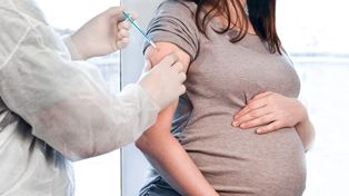 La vacuna se debe aplicar a las personas gestantes entre las semanas 32 y 36 del embarazo