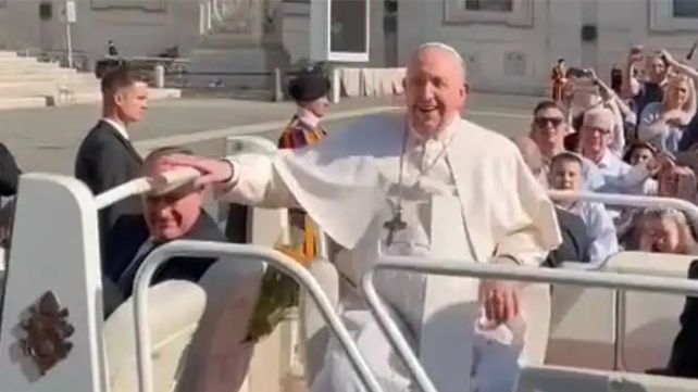 El papa Francisco dialogó con seminaristas mexicanos y les pidió tequila para mitigar su dolor de rodilla.