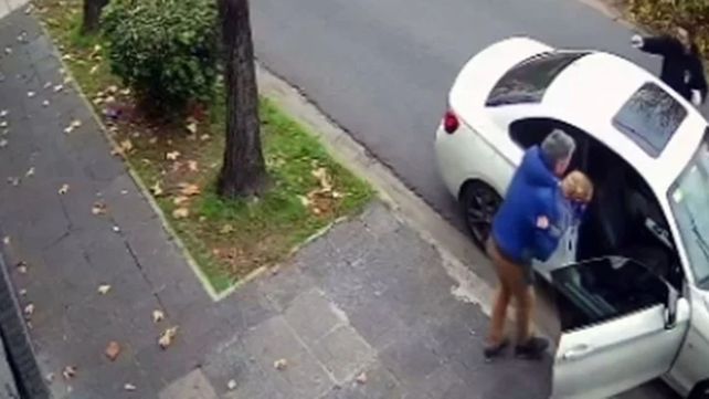 Video: quisieron robarle el auto y les rogó a los ladrones que lo dejaran bajar a su bebé
