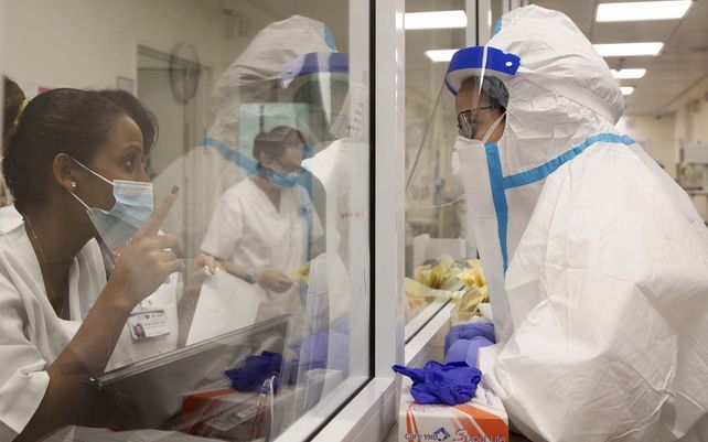 Enfermeras dentro conversan en un área estéril de coronavirus en el Centro Médico Barzilai