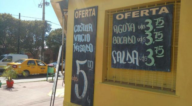 Una carnicería cordobesa puso precios en dólares