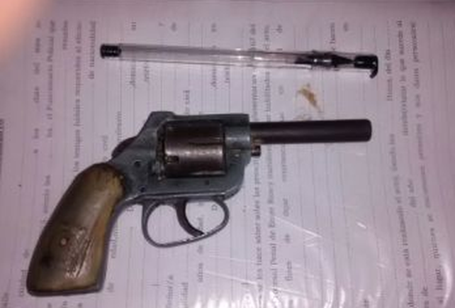 Encontró un revólver mientras limpiaba el cuarto de su hijo de 13 años