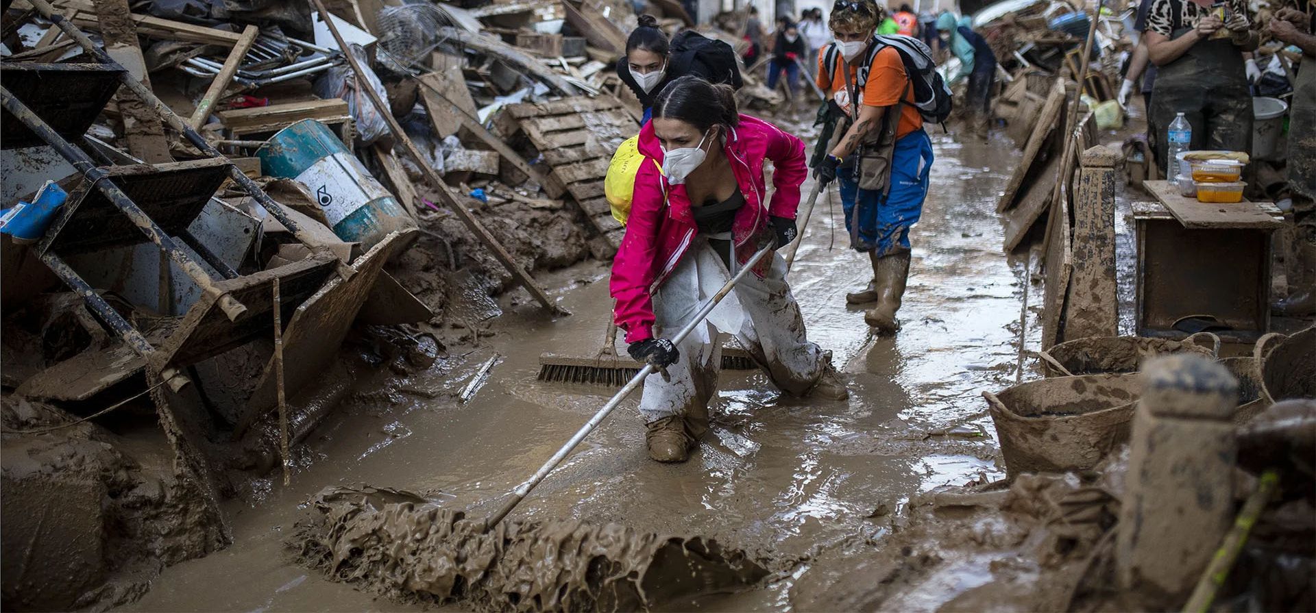 Operación de limpieza tras las devastadoras inundaciones en Valencia y zonas limítrofes. Continúa la búsqueda de personas desaparecidas, mientras los trabajadores de apoyo proporcionan suministros y atención a las víctimas después de que el fenómeno meteorológico de depresión aislada a gran altitud azotara el este del país el 29 de octubre. Fotografía: Robert Bonet/NurPhoto/Rex/Shutterstock Operación de limpieza tras las devastadoras inundaciones en Valencia y zonas limítrofes. Continúa la búsqueda de personas desaparecidas, mientras los trabajadores de apoyo proporcionan suministros y atención a las víctimas después de que el fenómeno meteorológico de depresión aislada a gran altitud azotara el este del país el 29 de octubre. Fotografía: Robert Bonet/NurPhoto/Rex/Shutterstock
