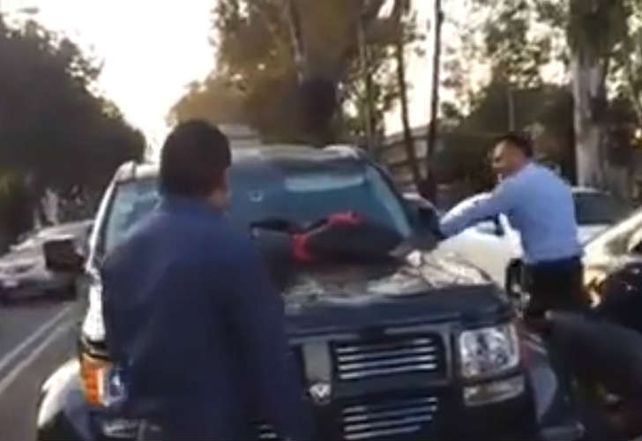Encontró a su mujer con el amante en su auto, se puso loco y la reacción se hizo viral