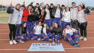 La delegación del CEF N°3 celebrando la Copa conquistada en Córdoba.&nbsp;