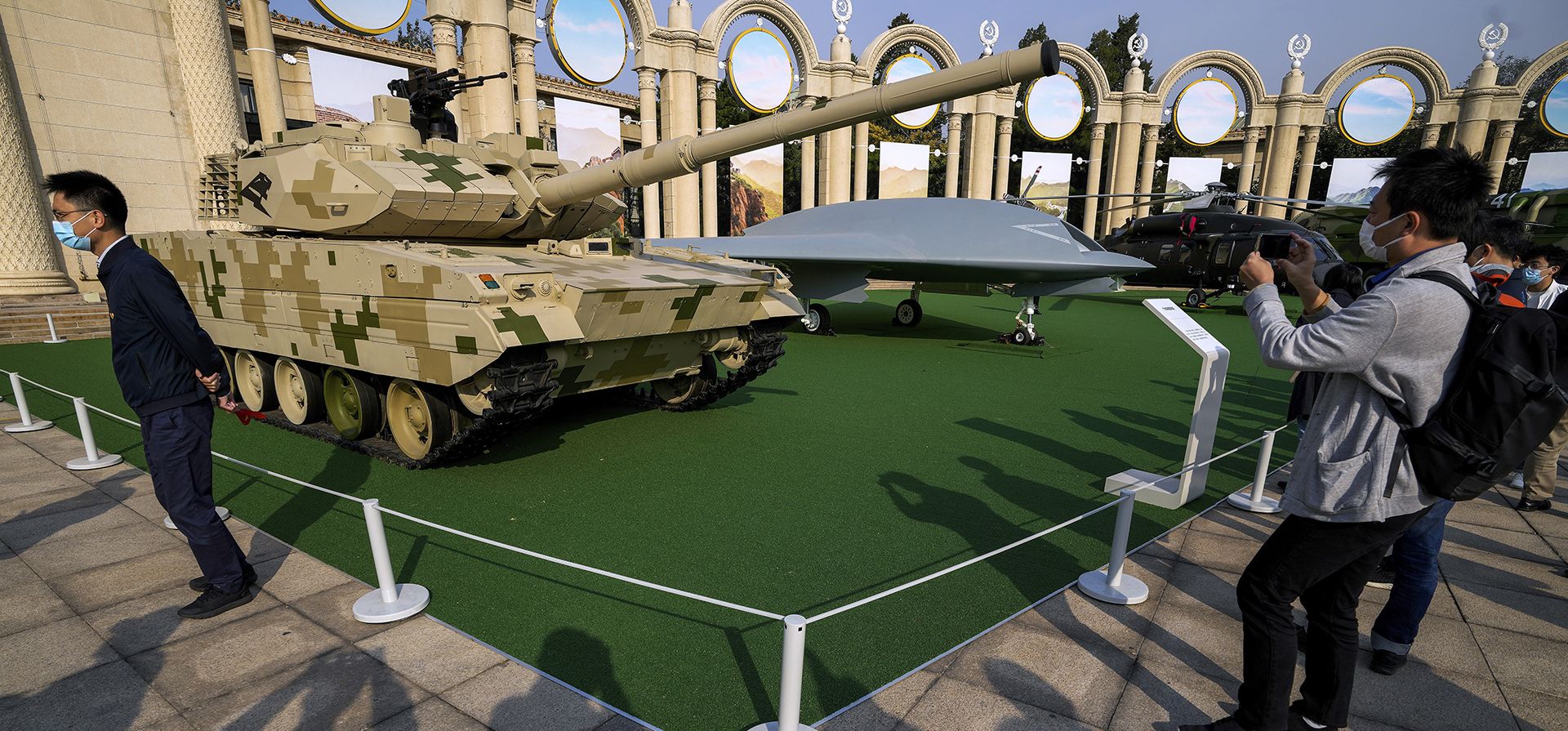 Visitantes y periodistas toman fotografías de las armas militares chinas que se exhiben en una exposición que destaca al presidente Xi Jinping y los logros de China bajo su liderazgo en la Sala de Exposiciones de Beijing, donde se llevará a cabo el 20º Congreso del Partido en Beijing, el miércoles 12 de octubre de 2022.