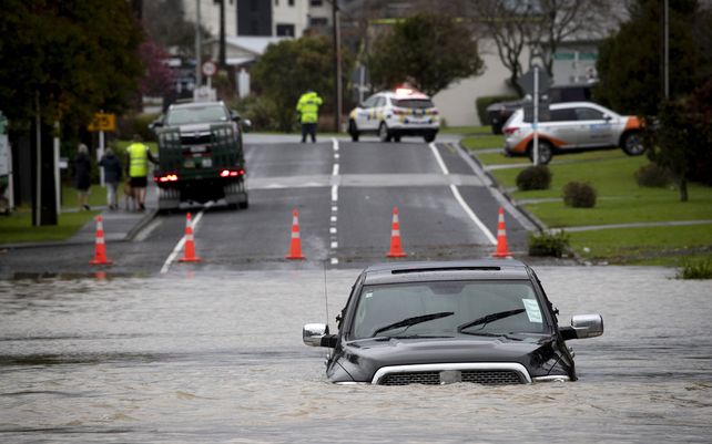 Un vehículo quedó atrapado bajo el agua en Kumeu