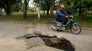 Un impresionante socavón en barrio Siete Jefes
