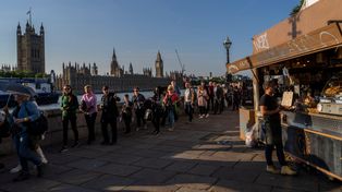 La gente haciendo cola este miércoles para llevarle sus respetos a la reina en Westminster.