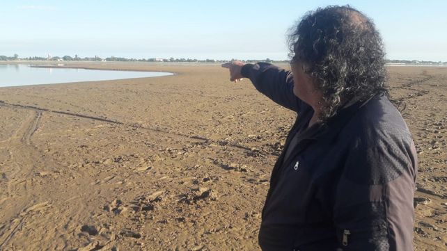 Así marca un pescador la bajante histórica de la laguna Setúbal
