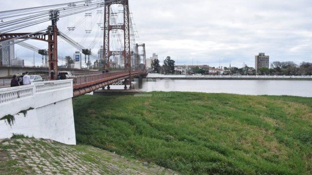 Preocupación en los clubes náuticos por el crecimiento del embalsado en el Richo Santa Fe. Foto: José Busiemi / UNO Santa Fe