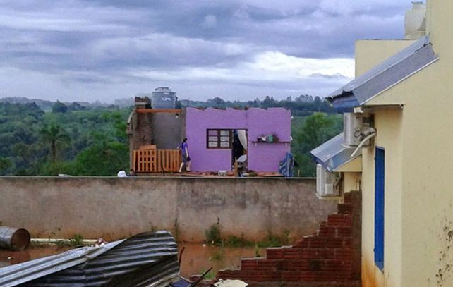 Los mayores daños se registraron en el barrio Malvbinas Argentinas de la localidad misionera. (Foto: NA)