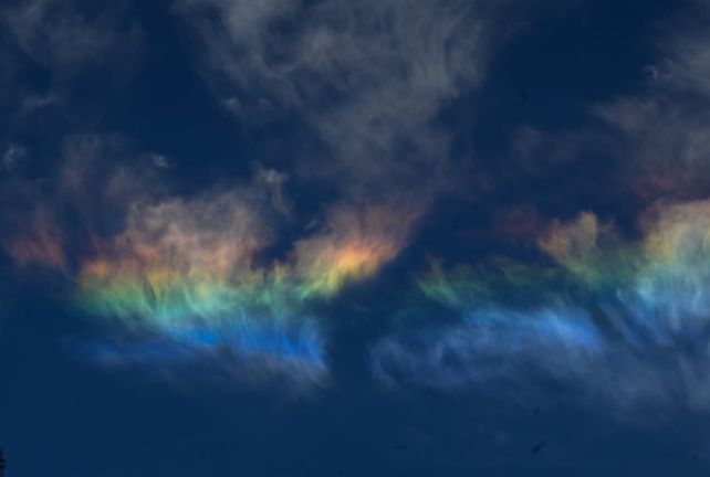 El fenómeno óptico devolvió una postal atractiva en el cielo de Rosario durante el mediodía.