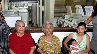 Incre&iacute;ble caso de una beba a la que cuidan cinco generaciones de mujeres de su familia
