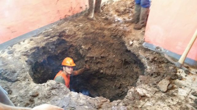 Aguas Santafesinas debió hacer un gran pozo dentro del domicilio para buscar la falla.