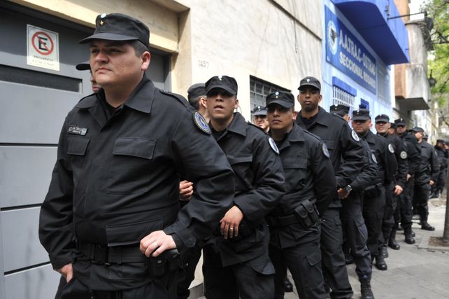 El gobierno quiere traspasar 21 mil policías federales a la ciudad de Buenos Aires