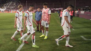 El peor momento. Los jugadores de Newell’s se retiran de La Fortaleza con impotencia y falta de respuestas.