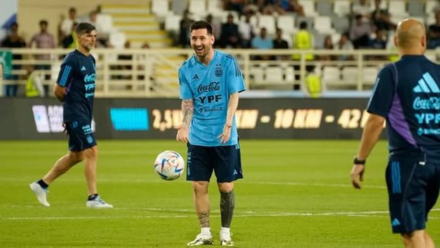 Lionel Messi no solo acaparó la atención por los hinchas que se hicieron presentes en la práctica de este lunes a puertas abiertas